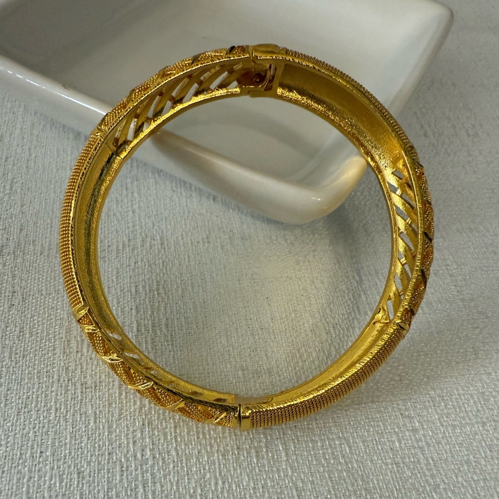 Elegant Gold-plated Bracelet NWOT - Picture 3 of 3